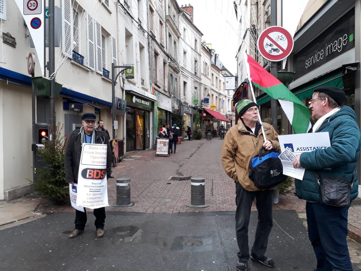 Campagnebds's tweet image. Des militant·e·s BDS de l&apos;Aisne se sont mobilisé·e·s, hier à Château-Thierry, contre l&apos;assureur @AXA, complice de l&apos;apartheid israélien. 3 agences ont été visitées. #AXAComplicity #EmbargoContreIsraël
