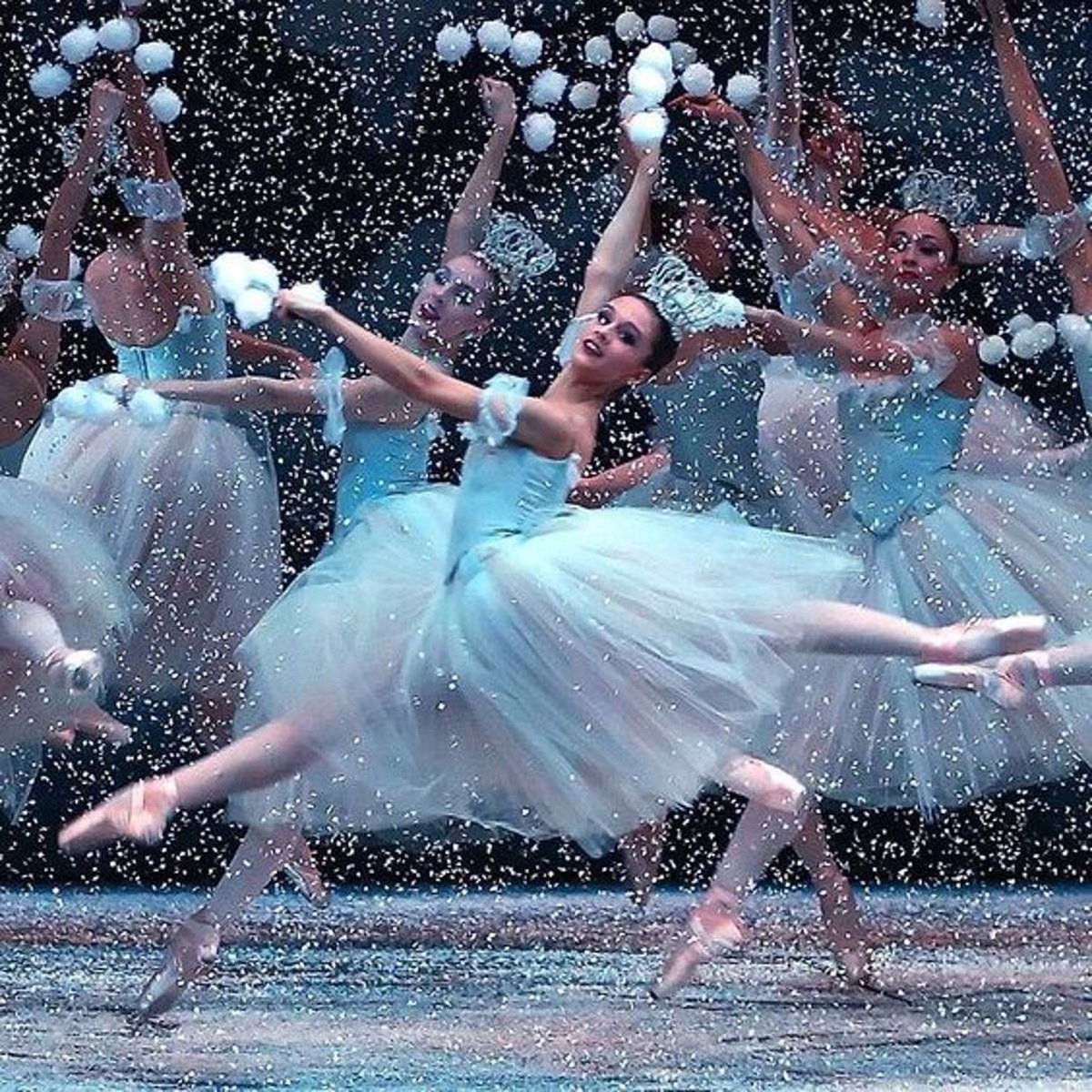 Танец белых хлопьев. Баланчин Щелкунчик балет. Балет Щелкунчик вальс снежных хлопьев. Чайковский Щелкунчик вальс снежных хлопьев. Джордж Баланчин Щелкунчик