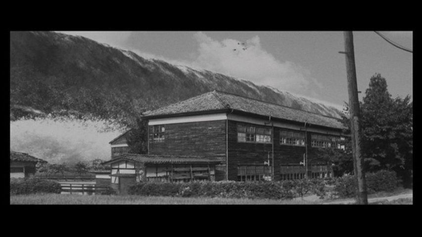 学校の怪談4、良い映画だった かくれんぼの最中に津波が来て、鬼役の子