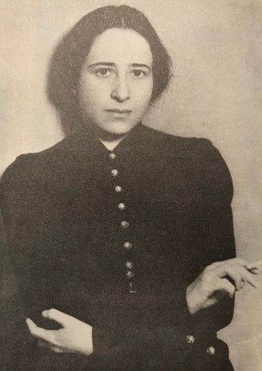 19a\\ Hannah Arendt lived in a destroyed adjacent house with her first husband, Günther Anders, in 1932/33. While living here, she finished her biography of the writer and salonnière Rahel Varnhagen. She used this flat to shelter political refugees. The picture shows her in 1933.