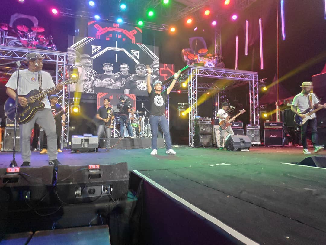 Closing perform dari <a href="/shaggydogjogja/">SHAGGYDOG</a> membawakan lagu "ambilkan gelas".
#BEDAITUHEBAT #RadioShowtvOne