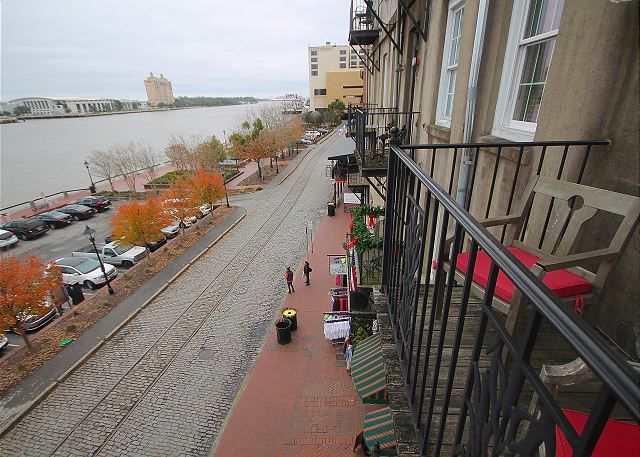 Check out those river views! buff.ly/2N7iPi5 #savannah #travel #riverstreet #savannahriver