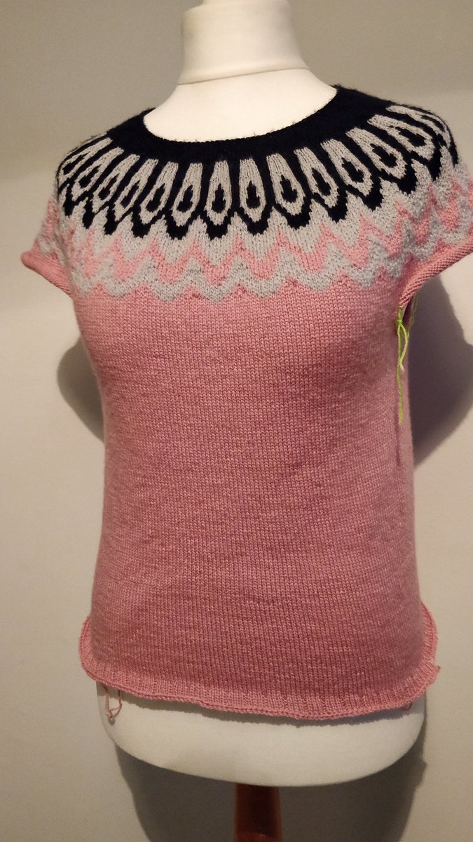 MrsBing90's tweet photo. 8 days to knit 2 sleeves! #knitting #sunsethighway https://t.co/7YrSXxiUMP