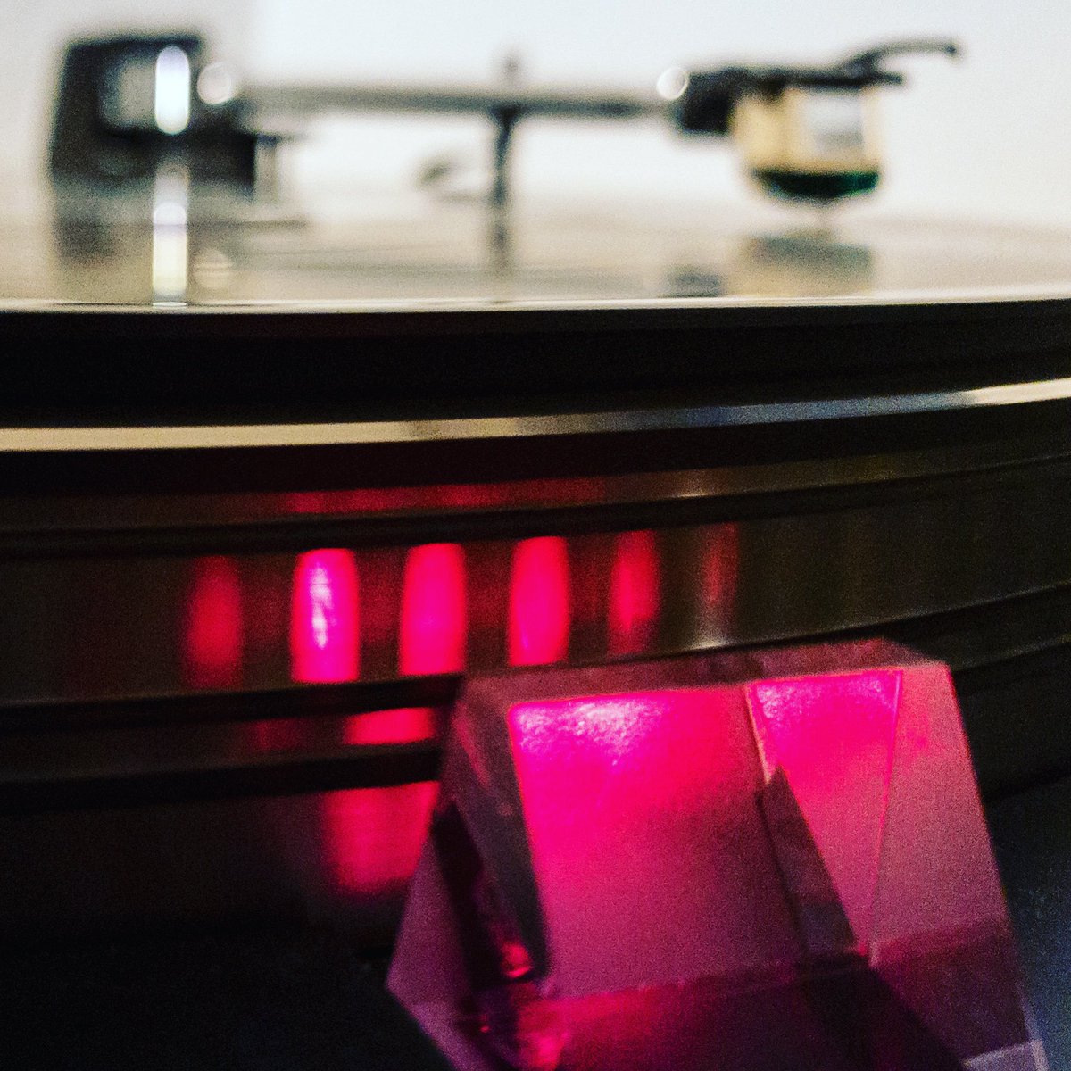 thomasollendorf's tweet photo. Jetzt muss ich nur noch die #Weihnachtsplatten hochholen. Zu Kerzen im Baum gehören #Schallplatten mit #Knistern. #vinylrecords #turntable #analog @technics #technics #sizzlingnoise #chrismasrecords https://t.co/Y8RPpmrxJR