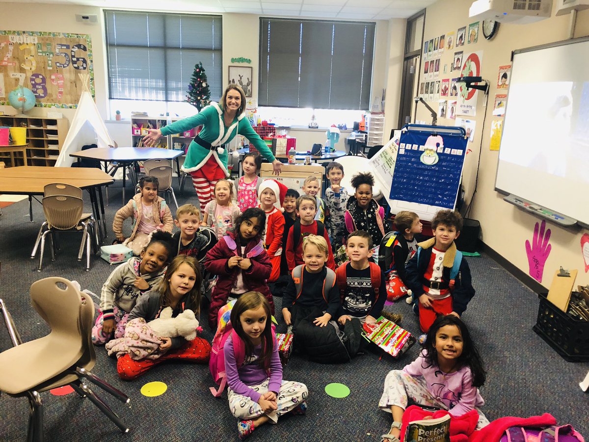 MrsFalconeSLE's tweet photo. Happy Holidays! We hope everyone has a safe and wonderful winter break❤️🎄 #Kindergarten #fpseuknights https://t.co/PctBN7dV28