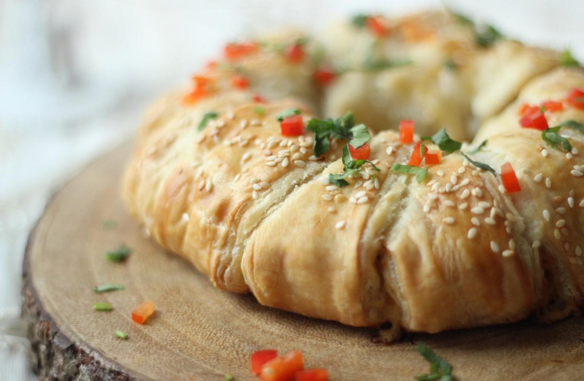 Cdn_Turkey's tweet photo. In @flourandspice’s Spiced Turkey Wreath recipe, she combines #turkey with puff pastry to create a show-stopping appetizer that’s perfect for the holidays. Visit her blog post for the full #recipe! #TryTurkeyToday https://t.co/3cd8KOniMq https://t.co/mMIj86xhfk