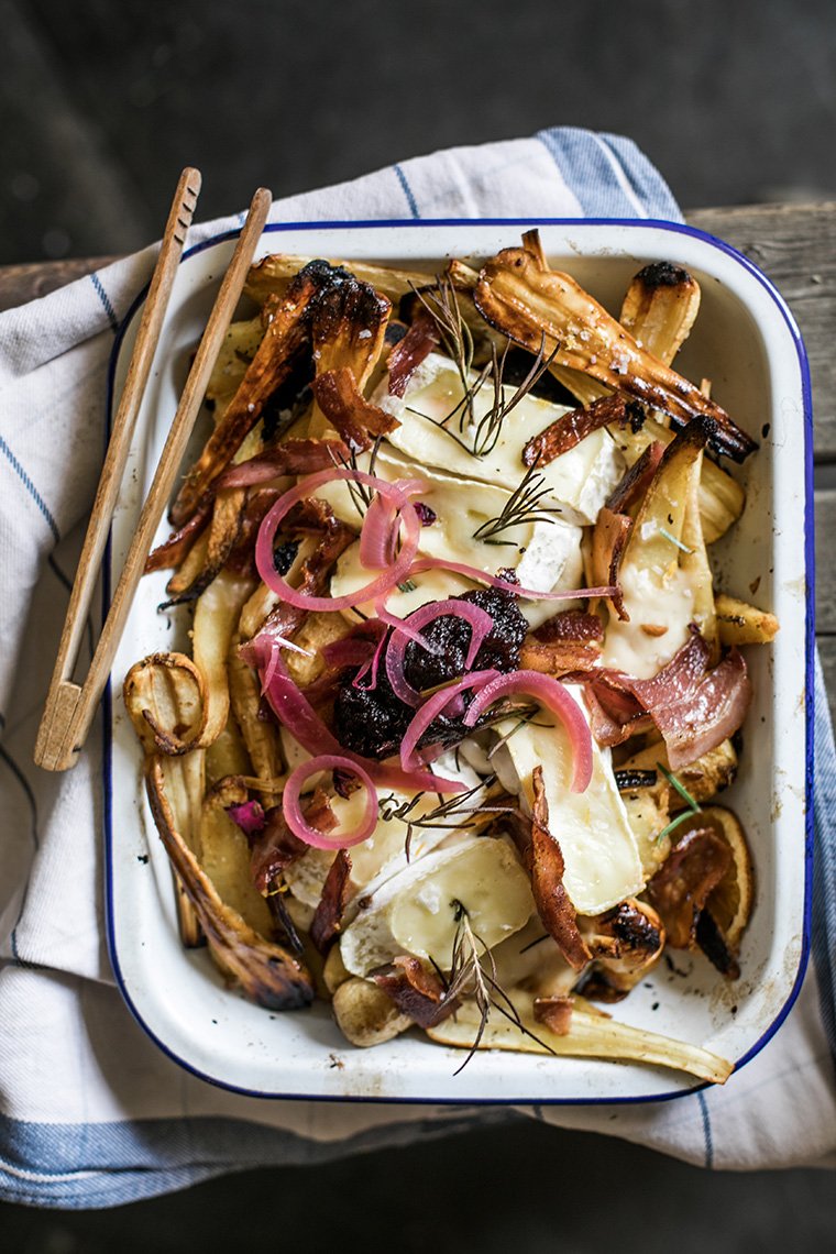 Loaded Parsnips... The ideal festive accompaniment to a relaxed pre-Christmas dinner party. Topped with brie, crispy bacon, red onion jam &amp; pickled red onions... &amp; our Christmas salt! Delicious. Check out the recipe here cornishseasalt.co.uk/blogs/recipes/…