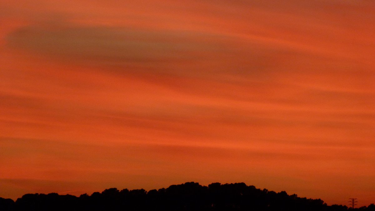 xavicabopapiol's tweet photo. @TurismeBaixLlob @BCNinfosite @BCNmoltmes @catexperience @ElLlobregat @EarthandClouds #PostaRogenca #Hivern #Winter #RedSunset #PunchCloud #Gava. https://t.co/28tGOf39G0