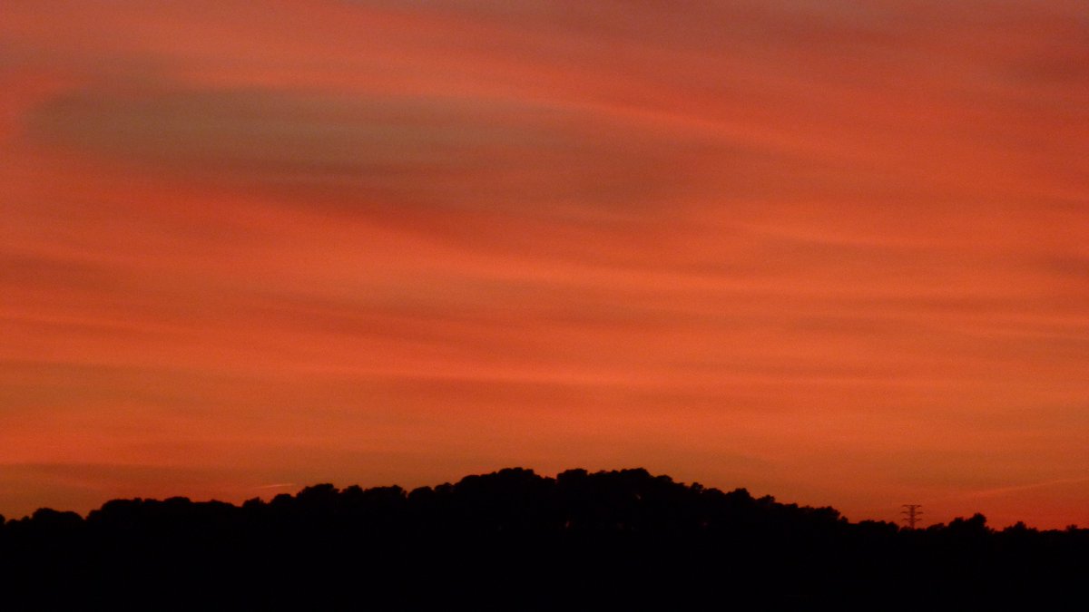 xavicabopapiol's tweet photo. @TurismeBaixLlob @BCNinfosite @BCNmoltmes @catexperience @ElLlobregat @EarthandClouds #PostaRogenca #Hivern #Winter #RedSunset #PunchCloud #Gava. https://t.co/28tGOf39G0