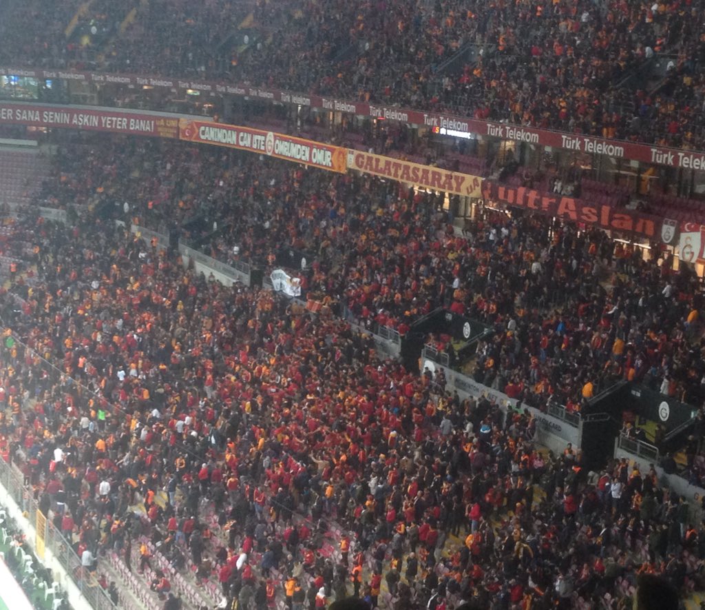 Devre arası UltrAslan tribününde evlilik teklifi vardı 
-EVET 'de kızım Galatasaray kadar sevse yeter