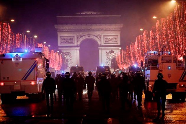 French police defend pulling out gun against protesters bit.ly/2QKWCfE https://t.co/BBdOu7RPUI
