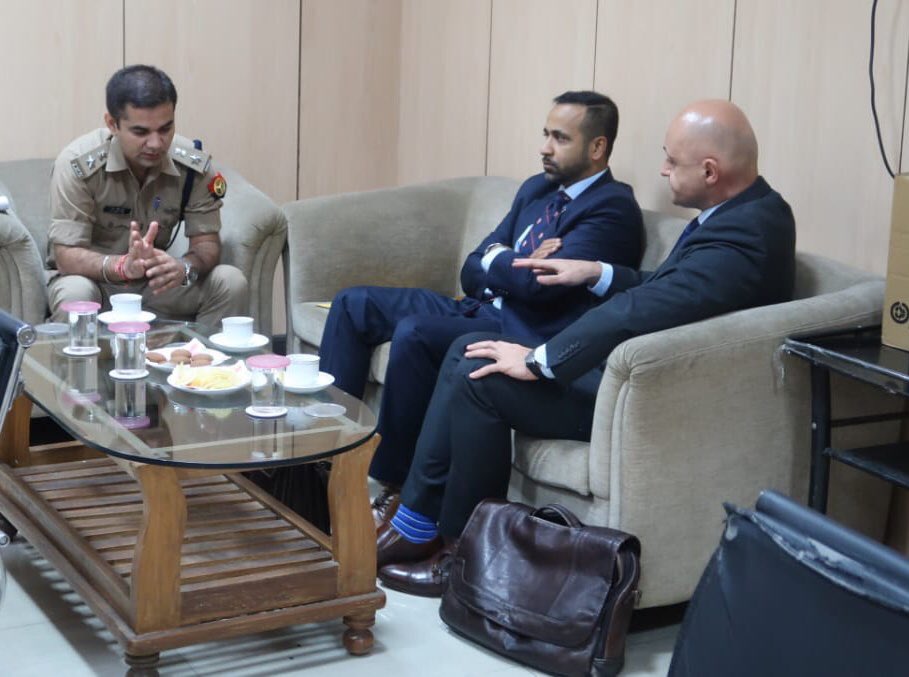 Noida police chief, SSP Ajay Pal Sharma with officials of FBI and Royal Canadian Mounted Police during the meeting held in Gautam Buddh Nagar in July.

The meeting triggered arrest of close to 300 cyber frauds as 25 fake call centres were busted till Dec 21. 

PC: <a href="/USAndIndia/">U.S. Embassy India</a>