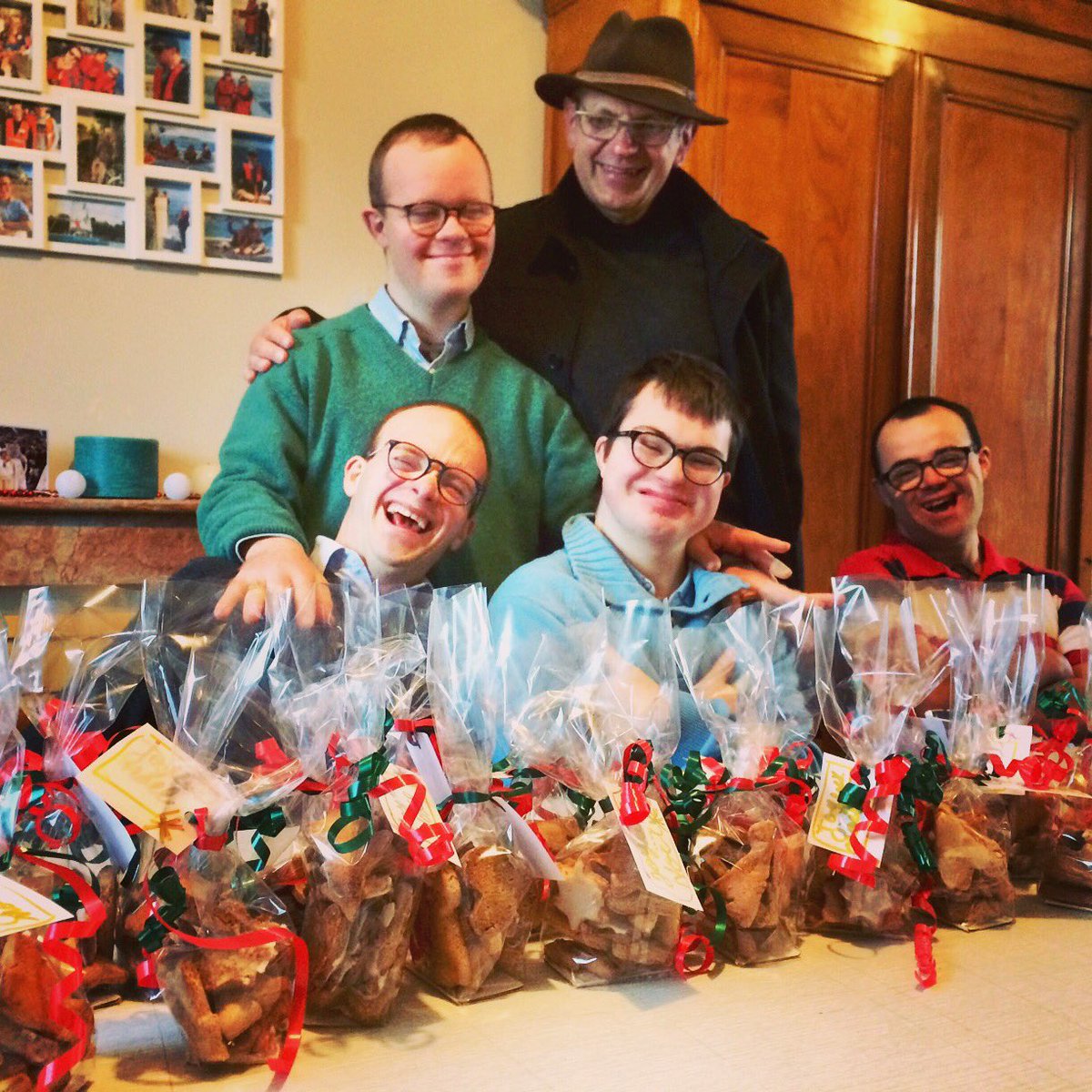 🎄Jingle bells🎄 

Nos cadeaux sont très spéciaux : ils sont délicieux, ils sont croquants, ils sont faits dans la joie et le partage et sont offerts avec l’amour et le sourire !   🍪🎁 Joyeux Noël à tous !   #Diadème #Noël #Handicap #Solidarité