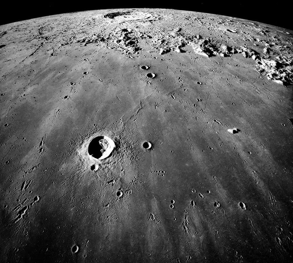 Embora os astronautas da Apolo-8 tenham descrito a cor da Lua como cinza, um filme colorido feito por eles e visto apenas hoje mostra que na verdade a Lua é ligeiramente esverdeada. Depende da luminosidade do sol.
