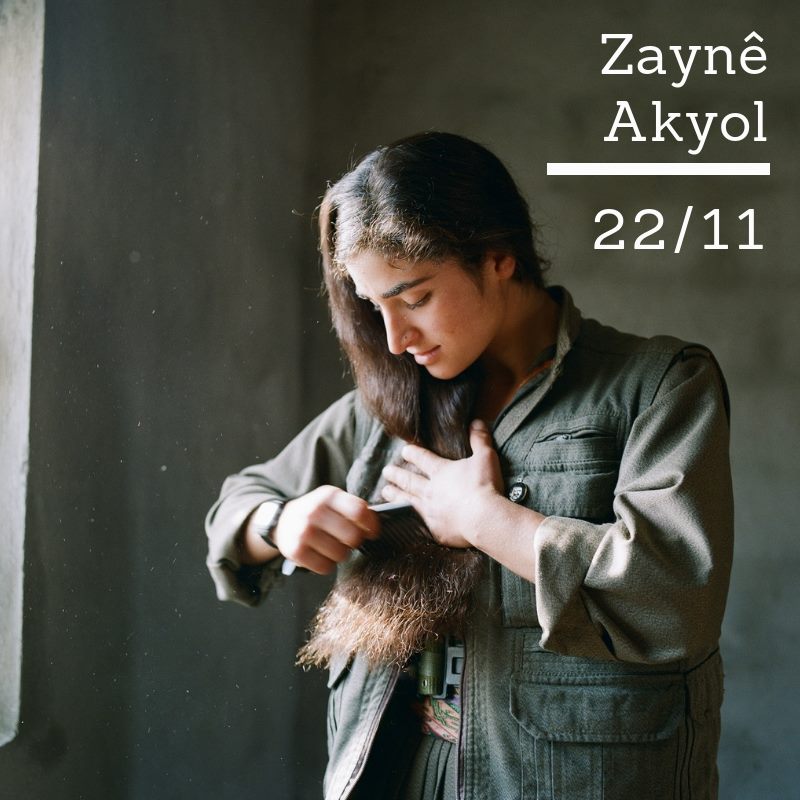 📌 BON PLAN à #Montréal
Du 22 novembre au 25 février, Espace Mile End présente l'exposition photographique "Rojekê, Un jour", un regard inédit sur le quoditien des guérilleras kurdes du PKK telles qu'immortalisées par la cinéaste <a href="/ZayneAkyol/">Zaynê Akyol</a> → bit.ly/2BoVLbb #ONF