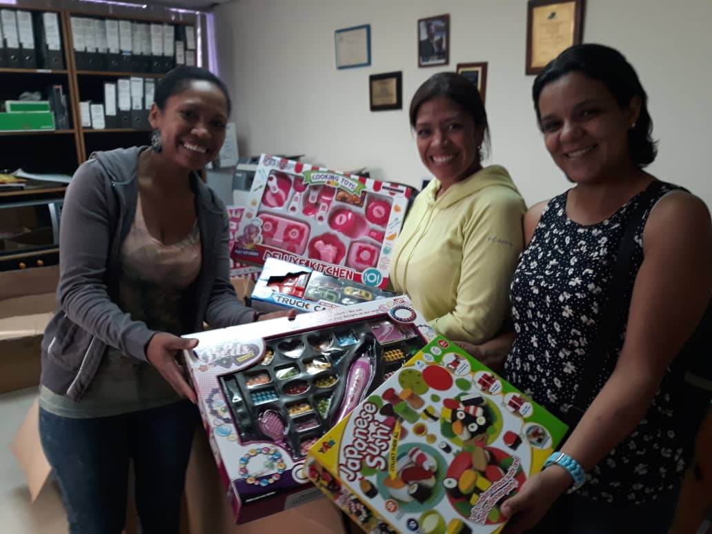 mineducacion_ve's tweet photo. El Pdte. @NicolasMaduro ha puesto toda su voluntad para garantizar unas #NavidadesFelicesParaElPueblo, es por ello que la fuerza trabajadora del @IpasmeOficial recibió con emoción hermosos juguetes para sus hijos e hijas. @psuvaristobulo https://t.co/EVXAnNx4tH