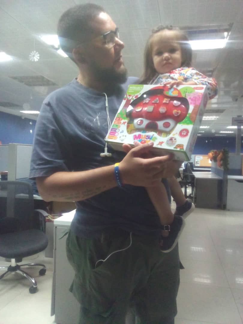 mineducacion_ve's tweet photo. El Pdte. @NicolasMaduro ha puesto toda su voluntad para garantizar unas #NavidadesFelicesParaElPueblo, es por ello que la fuerza trabajadora del @IpasmeOficial recibió con emoción hermosos juguetes para sus hijos e hijas. @psuvaristobulo https://t.co/EVXAnNx4tH