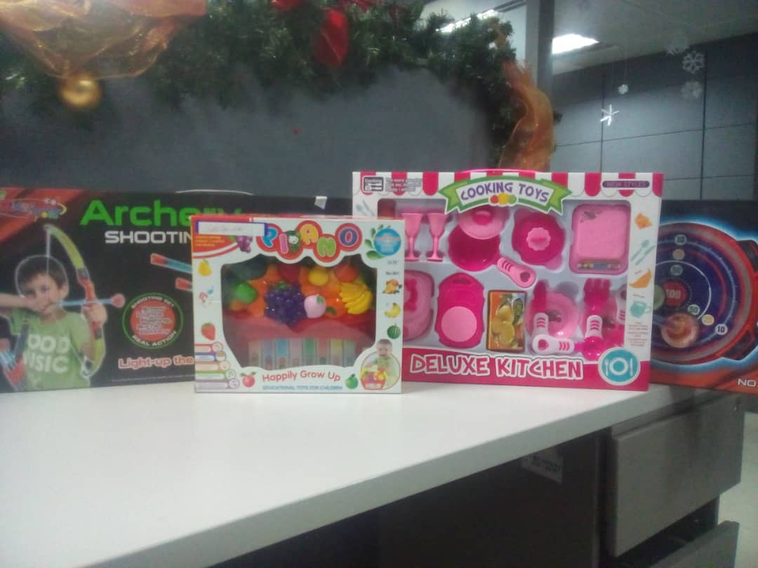 mineducacion_ve's tweet photo. El Pdte. @NicolasMaduro ha puesto toda su voluntad para garantizar unas #NavidadesFelicesParaElPueblo, es por ello que la fuerza trabajadora del @IpasmeOficial recibió con emoción hermosos juguetes para sus hijos e hijas. @psuvaristobulo https://t.co/EVXAnNx4tH
