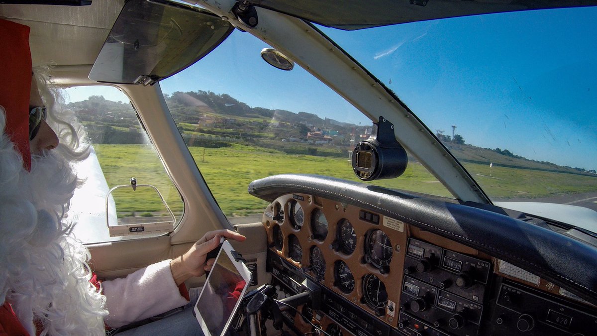 stani320's tweet photo. Hohoho!!! Santa’s arrival into Tenerife 🎅🏻 Merry Christmas 🎄🎁 #pa28 #cockpit #gopropilot #pilotgopro #avgek #avnerd #avporn #instagramaviation #instaaviation #instagram #santaclaus #teamforeflight #sky #teide #tenerife #canaries #ig_canarias #papanoel #christmas #navidad https://t.co/9ZYB05GQwm