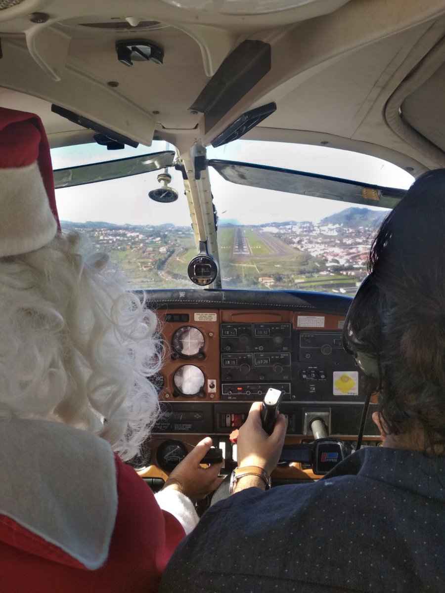stani320's tweet photo. Hohoho!!! Santa’s arrival into Tenerife 🎅🏻 Merry Christmas 🎄🎁 #pa28 #cockpit #gopropilot #pilotgopro #avgek #avnerd #avporn #instagramaviation #instaaviation #instagram #santaclaus #teamforeflight #sky #teide #tenerife #canaries #ig_canarias #papanoel #christmas #navidad https://t.co/9ZYB05GQwm