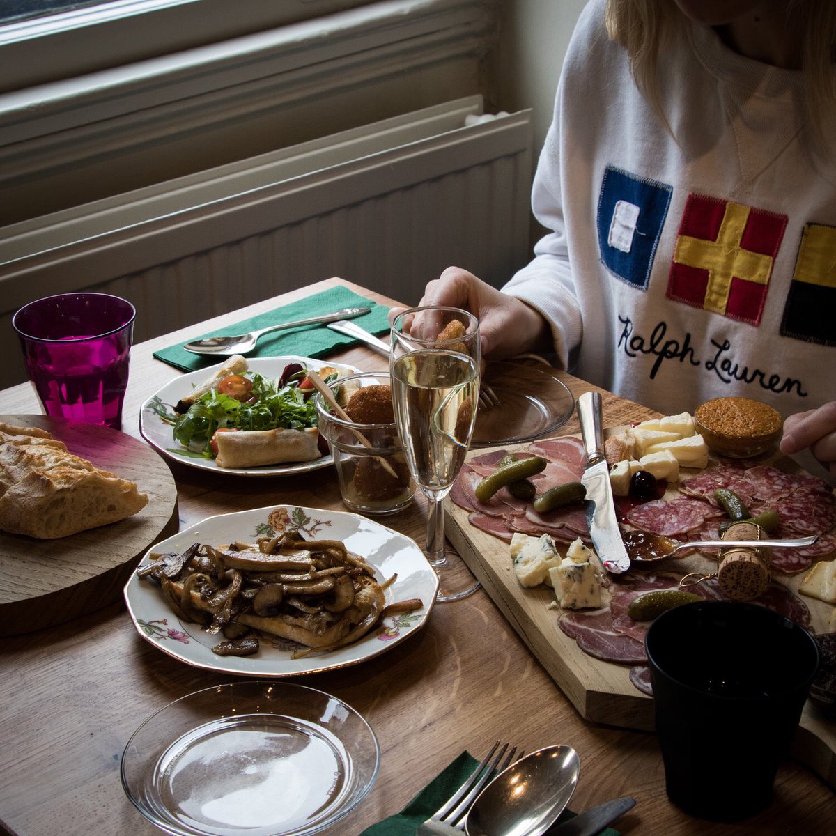 Just delivering my last blog post of the year which takes us to the newly opened <a href="/Champ_Fromage/">Comptoir+Cuisine</a> on George St in Bath...

thebathonian.com/theblog/2018/1…

Champagne, cheese and charcuterie sharing boards, French style tapas? Mmmm, Merry Christmas! 😋🥳🍾🥂

#VisitBath