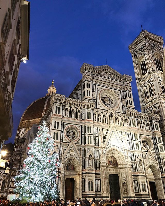 Merry Christmas from #orablu in #piazzadelduomo
.
.
#firenze #igersfirenze #florence #theflorentine #adayinflorence #visitflorence #yourflorence #perlestradedifirenze #yallersfirenze #firenzecityitaly  #thetuscantimes #toscana #tuscany #toskana #toscana_… bit.ly/2SdacF7