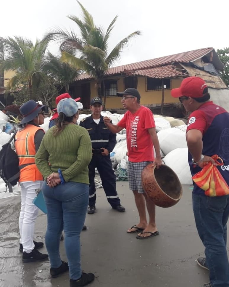 InformativoOro's tweet photo. #SantaRosa |  En seguimiento a los Fuertes oleajes que se registran en la costa ecuatoriana, el @GoberElOro @danilomariduena junto a s @MTOP_Ec y @SantaRosaMuni inician trabajos de construcción de un muro de arena para reducción del impacto de las olas en #Jambelí https://t.co/4ZgKOFLUUi