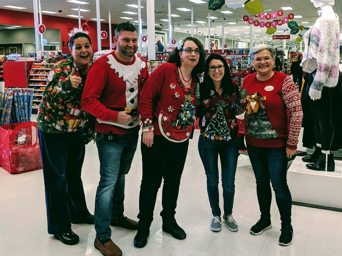 Danielleknowlt3's tweet photo. #T1404 #UglyChristmasSweater @ashpetteruto https://t.co/WmXCBFhsTP