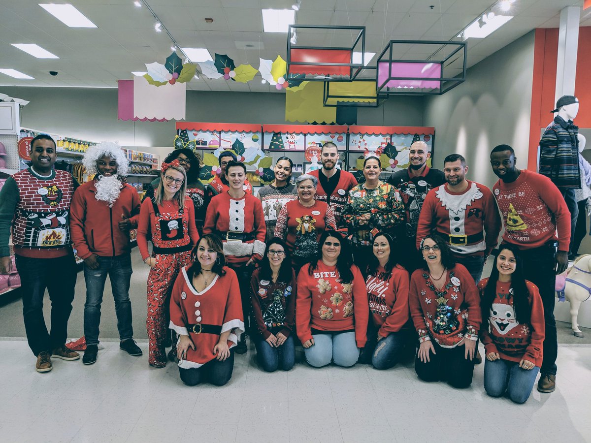 #T1404 #UglyChristmasSweater <a href="/ashpetteruto/">Ashley Petteruto</a>
