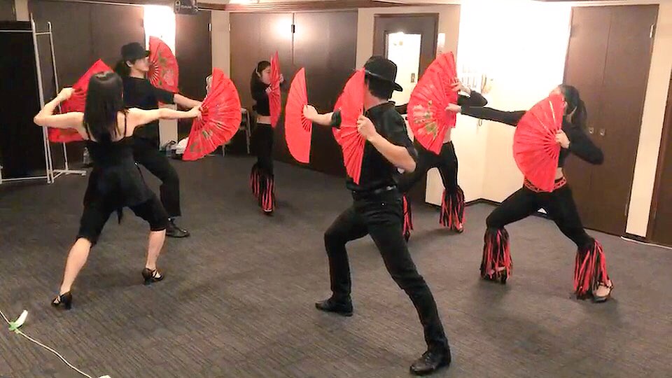 Globalartandcu1's tweet photo. To be continue #FlowerDrumSong, rehearsing for coming up show case in Japan.
What great choreography !
年末のショウケースに向けてリハーサル中、この振り付けマジすごい。#RobertLongbottom #FlowerDrumSong #Broadway #musical https://t.co/mYga2Uo41H