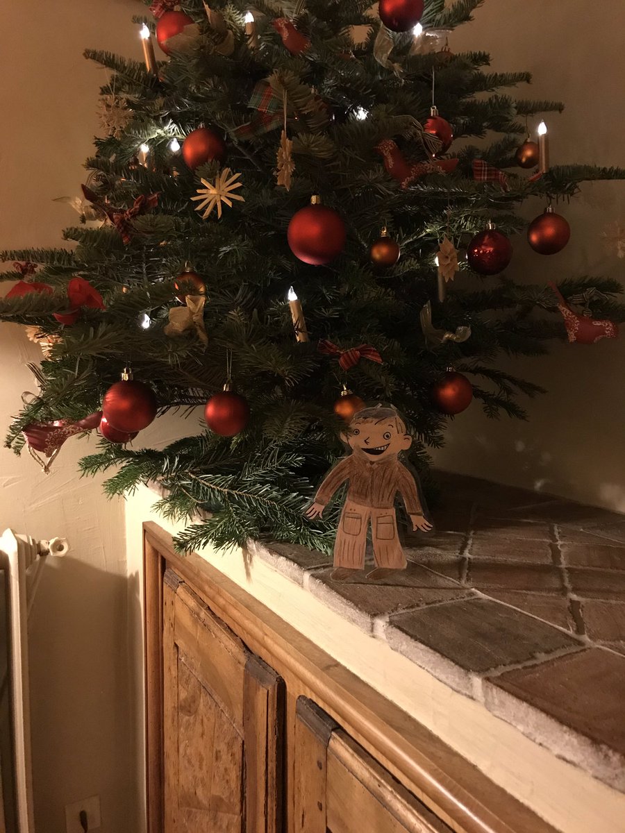 EveParier's tweet photo. Pierre attend impatiemment les cadeaux de Noël (@CM1B_Peguy) #ClementAplati18 https://t.co/8Za2LXlyRL