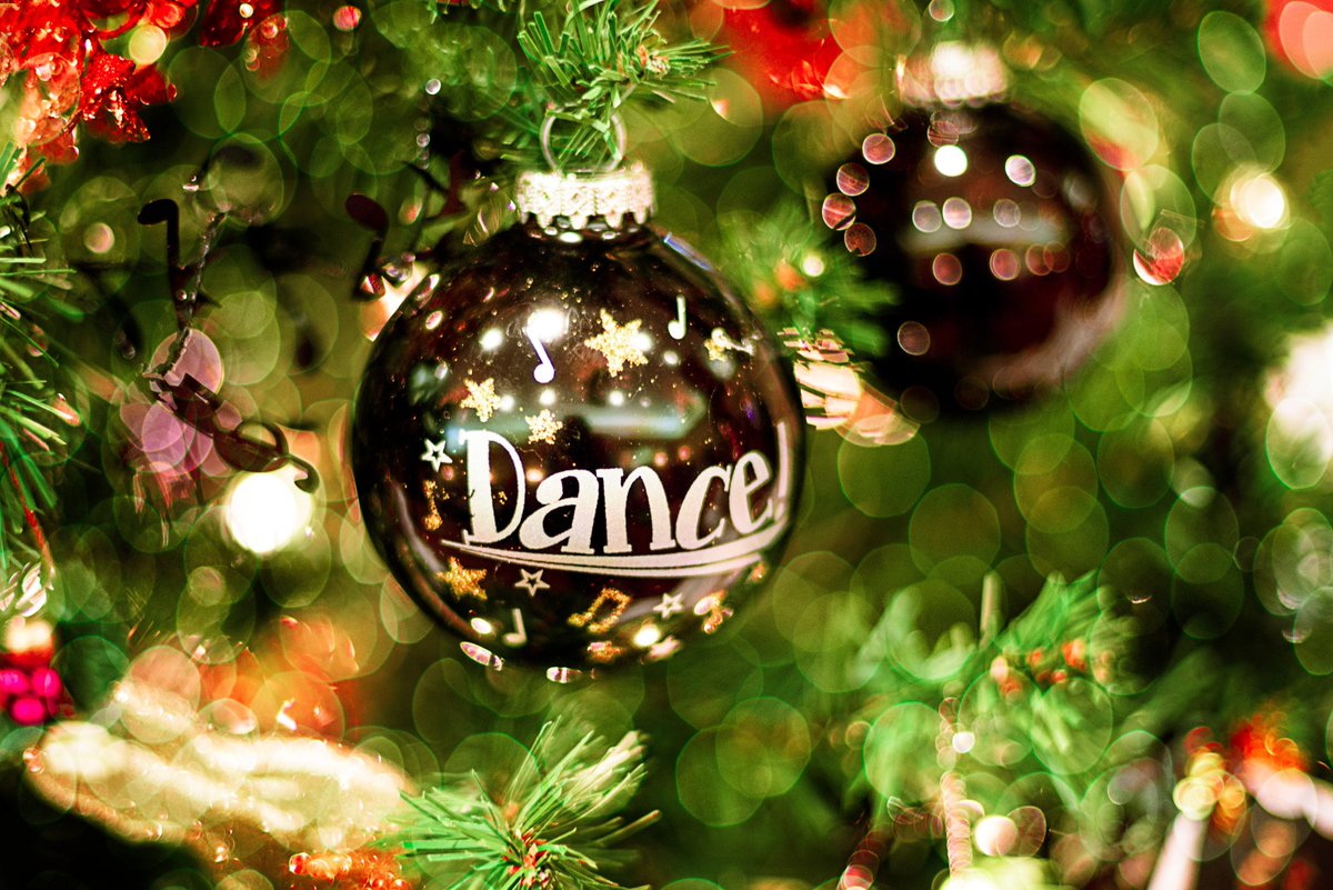 AaronPaulMusic's tweet photo. @BeeClaudi59 @AVRadio @DJDocJim @DJVickiLynn @RoseAnnGallo Thank you @RoseAnnGallo For making me #DANCE this Christmas ;-)

 LUV YA X 

#HappyHolidays 

#AaronPaulMusic 

FREE #Christmas #Song DOWNLOAD for @AVRadio #Veterans Link:
https://t.co/mBCiBUG7cY https://t.co/w5JTnfxgYV