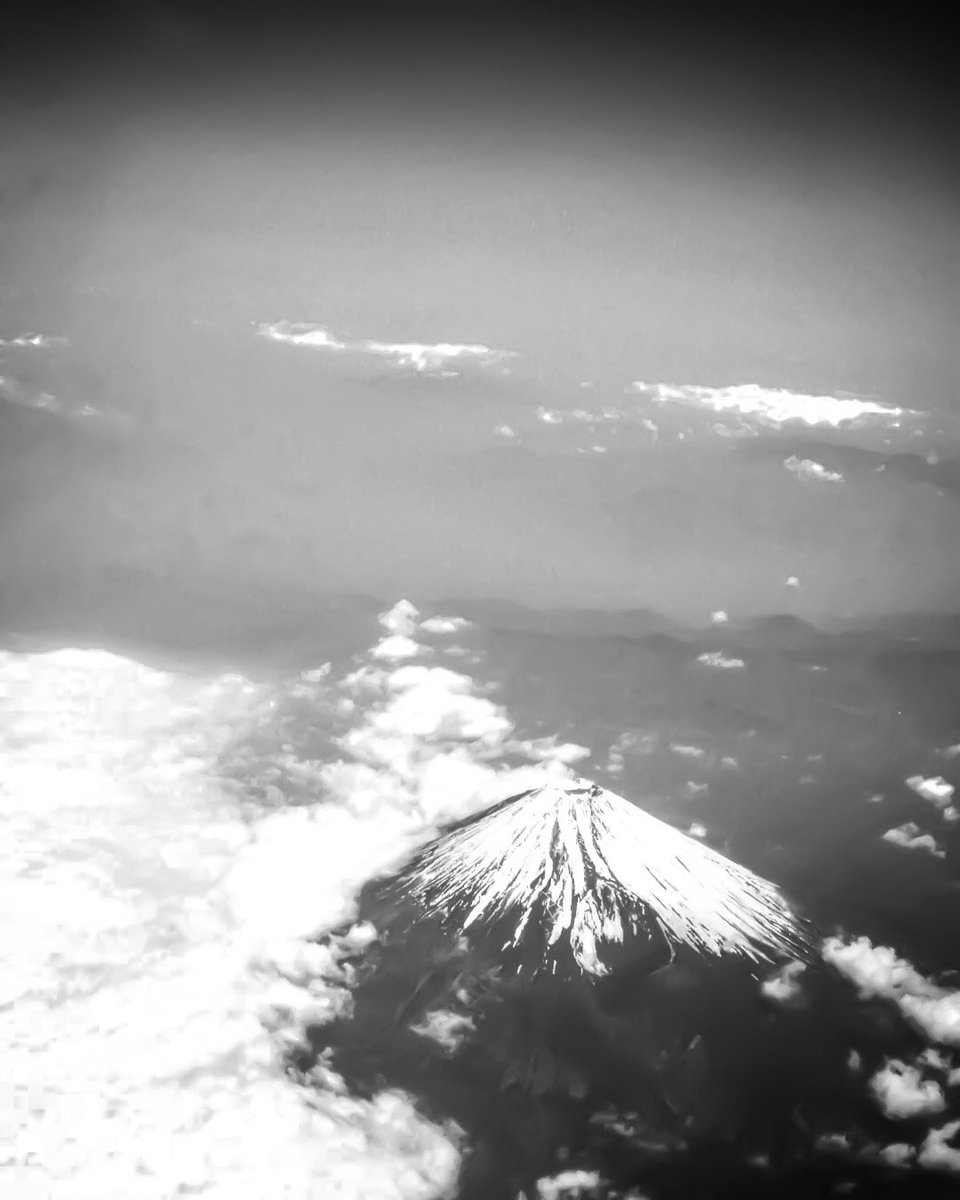 GridWhite's tweet photo. monochrome 0078

富士山をモノクロで。
某映画会社のオープ���ングの雰囲気かな？

#富士山
#モノクロ
#photography
#キリトリセカイ
#ファインダー越しの私の世界
#写真好きな人と繋がりたい https://t.co/SXHVNZtNOf