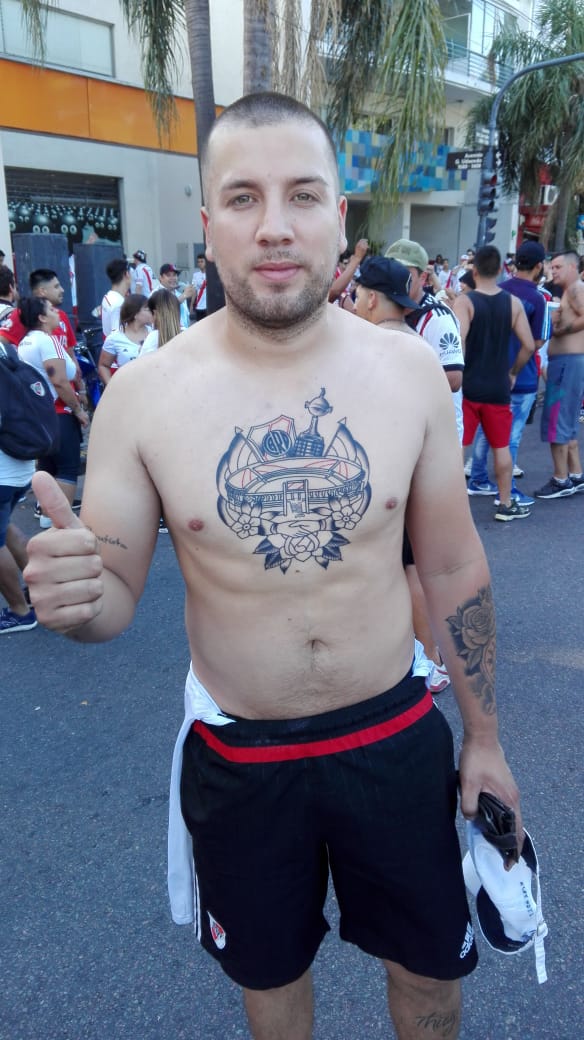 RiverPlate's tweet photo. 📸 La gente de River se sigue acercando al Monumental para vivir la fiesta de #ElMásGr4ndeDeLaHistoria 🏆⚪🔴⚪ https://t.co/b20Cg5ik6Z