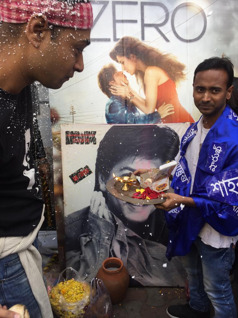 SrkKol's tweet photo. ZERO FIRST DAY FIRST SHOW CELEBRATION 
 #Zero #Zero21Dec #ZeroTheFilm #Bauua #ZeroFDFS
@iamsrk @BauuaSingh @RedChilliesEnt @aanandlrai @AnushkaSharma @cypplOfficial @gaurikhan @Zero21Dec  @KarunaBadwal @pooja_dadlani @_GauravVerma #KatrinaKaif https://t.co/ttBZRQuwwe