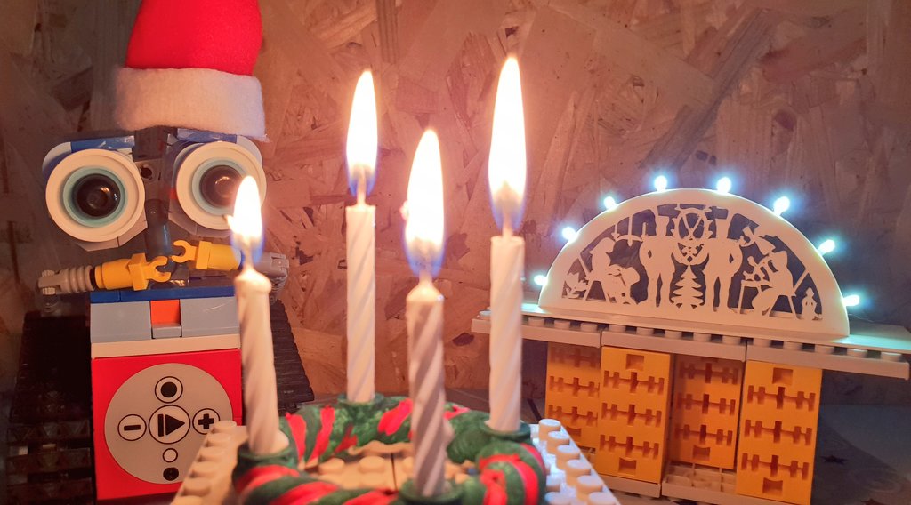 Frohen 4. Advent. Ich hoffe ihr könnt die letzten Tage vor Weihnachten noch genießen. Wish you a Happy 4th advent. I hope you have a nice Time with your Friends and family. #robot #advents #stem #mint #codingforkids #christmasiacoming #adventskranz #tinkerbots #myfirstrobot
