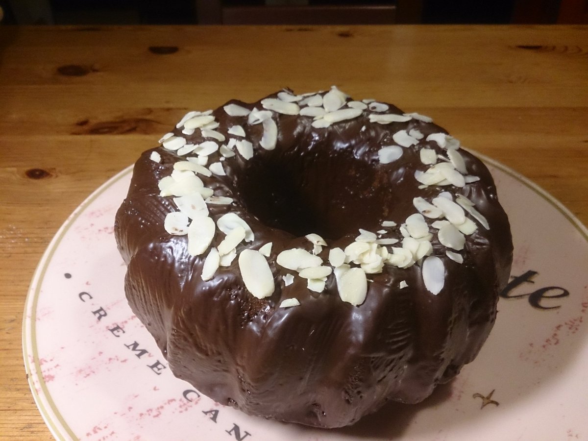 herrengedekk's tweet photo. herrengedeck backt wie avisiert endlich wieder #Rotweinkuchen mit Glasur und gehobelten Mandeln. https://t.co/H54ACSeF7v
