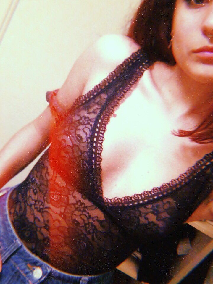 .  　 ˚ 　 .
 　　 　　　 ✦ .　　　　　   　
𝑺𝑬 𝑩𝑼𝑺𝑪𝑨.

                  Natalia Lacunza.

— Actividad
— Compromiso
— Buena ortografía

                          ➵ rt para ayudita.