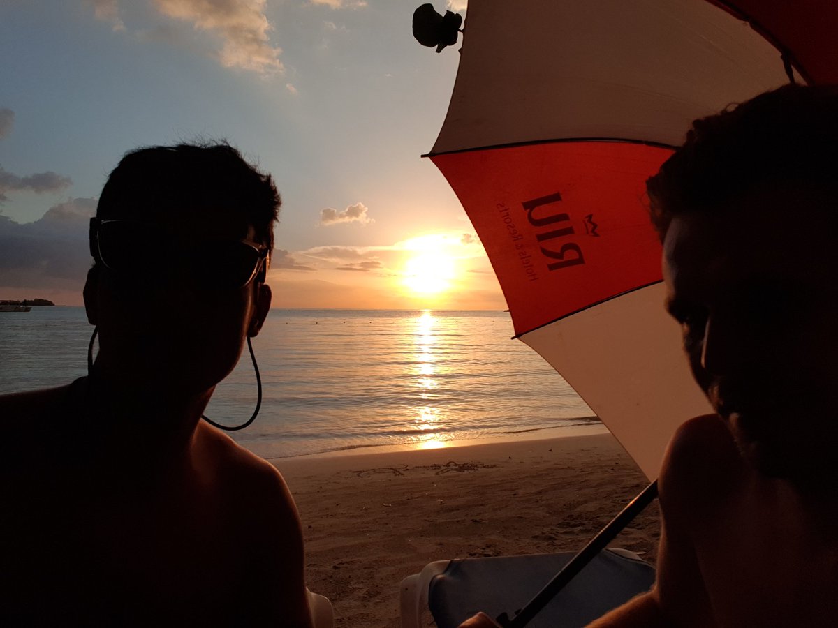 ¿Qué va a tomar?
Un atardecer para dos, con vistas al mar.
Un atardecer perfecto en RIU Hotels and Resorts 🌴#hotel #MyRIUtime en #jamaica🇯🇲
¡¡Felices fiestas!! <a href="/VisitJamaicaES/">Visit Jamaica ES</a>
<a href="/_trazers_/">Trazers</a> <a href="/SergatMedia/">Sergat</a> <a href="/bthetravelbrand/">B travel</a>
#riulovers #riuhoteles
#riunegriljamaica <a href="/RiuHoteles/">RIU Hotels & Resorts</a>  <a href="/bcnTB/">BCN Travel Bloggers</a>