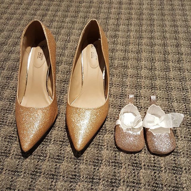 That time when you have matching shoes... and need a picture... I love my sparkly new Avon shoes! 😍 
#Avon #Shoes #Sparkle #Gold #ChristmasShoes #CushionWalk bit.ly/2rQ2Yvl