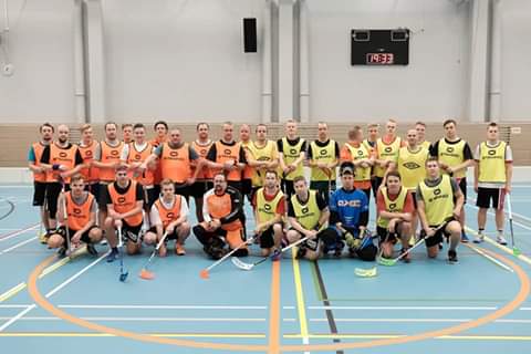 flanelsry's tweet photo. 30 entistä ja nykyistä #FlanelsM pelaajaa koolla tänään 🖒 #Joutsa #salibandy #oldfellows https://t.co/Bi9lWOvqTS