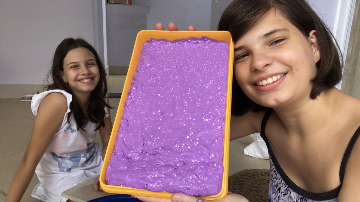 unbrokeneto's tweet photo. MANO EU E MINHA IRMÃ GRAVAMOS ONTEM SOBRE ISSO SOCORRO KSDKSKDKFS (não ta bonito na foto mas o que importa é que ficou top) https://t.co/17ESkxC26V