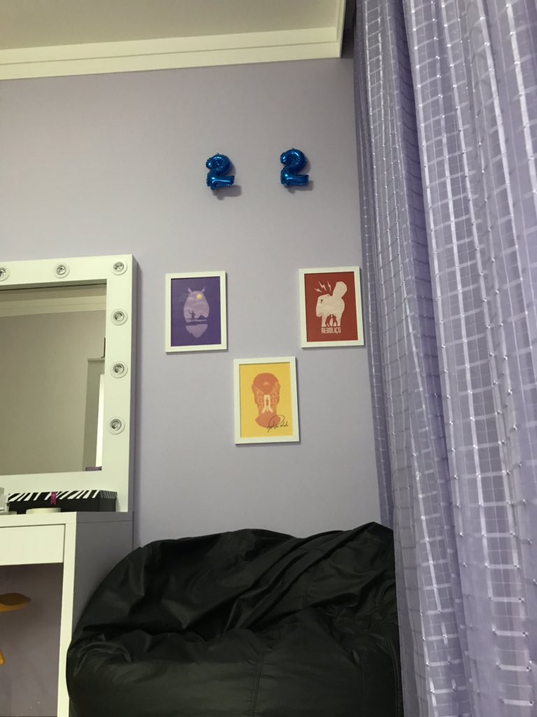 unbrokeneto's tweet photo. aqui foi no dia que coloquei os quadros na parede❤️ https://t.co/Rp17dHBIeW