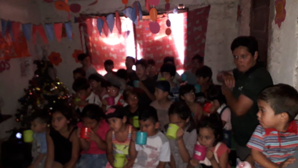 Secc13Jr's tweet photo. El domingo no se descansa y menos cuando hay tantos niños esperando la Navidad, con la ilusión de conocer al famoso #PapaNoel, creemos que hay cosas que los niños deben vivir y una de ellas es la felicidad ... #ComprometidosConLaAccionSocial #JovenesEnAccion #JRSECC13 https://t.co/w7he5rn9ce