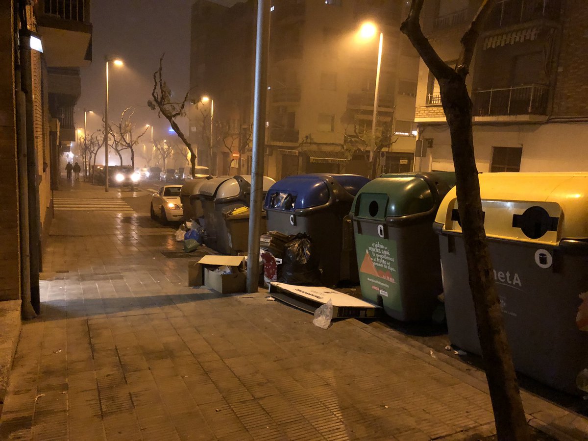 JoanLozanoCat's tweet photo. @paerialleida @lleidaenverd Dons ja que l, Ajuntament/regidoria no estant interessats a resoldre el problema amb els contenidors de davant del Carrer Venus 14, que els vinguin a estrenar.
Aquesta foto es del Diumenge 23 a les 20 P.M. 
Dema pot ser no podrem sortir de casa. https://t.co/ZVoXIdmqbB