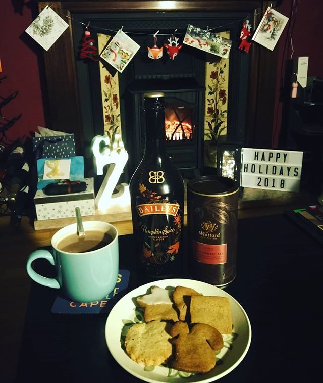 Fire, fairy lights, homemade biscuits, boozy hot chocolate.. 🎄
🔼🔽🔼🔽
#hygge #festive #happyholidays #selfcare #hotchocolate #hotchoc #boozyhotchocolate #pumpkinspice #baileys #gingerbiscuits #homemade #lush #weekendvibes #cozy  #fairylights #firep… bit.ly/2GCBZxJ