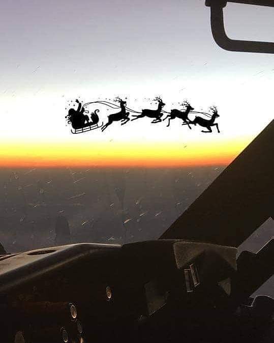 ATSBUpdates's tweet image. A recent Santa sighting from a B737 .. #flight #aviation #aviationcomedy #christmas #marty #boeing #boeing737
