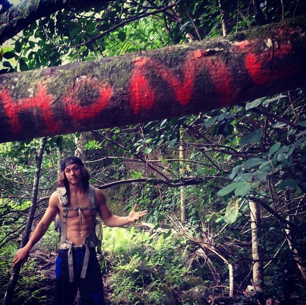 Eu na época que o Johnny <a href="/FourLoric/">John Smith</a> me resgatou da caverna em West Virginia... Foi tão emocionante poder ver a mata #LorienVive