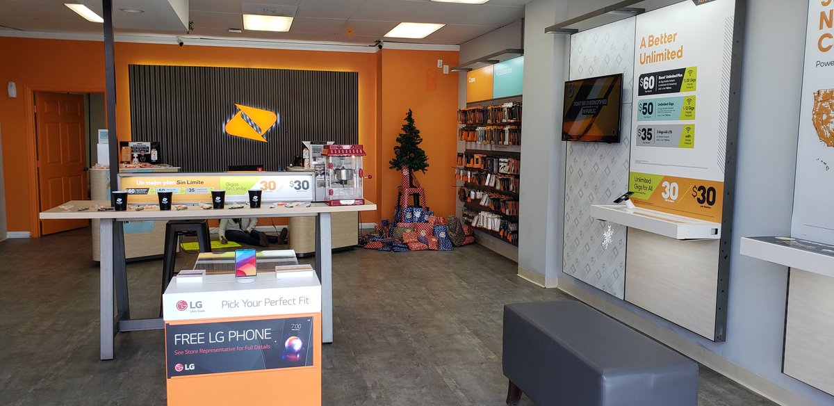 gusito714's tweet image. Getting ready for our toy give away at RMwireless corona  @noreen_vip @CGuzmanVIP @Alicia_SPG @LMJoseToro