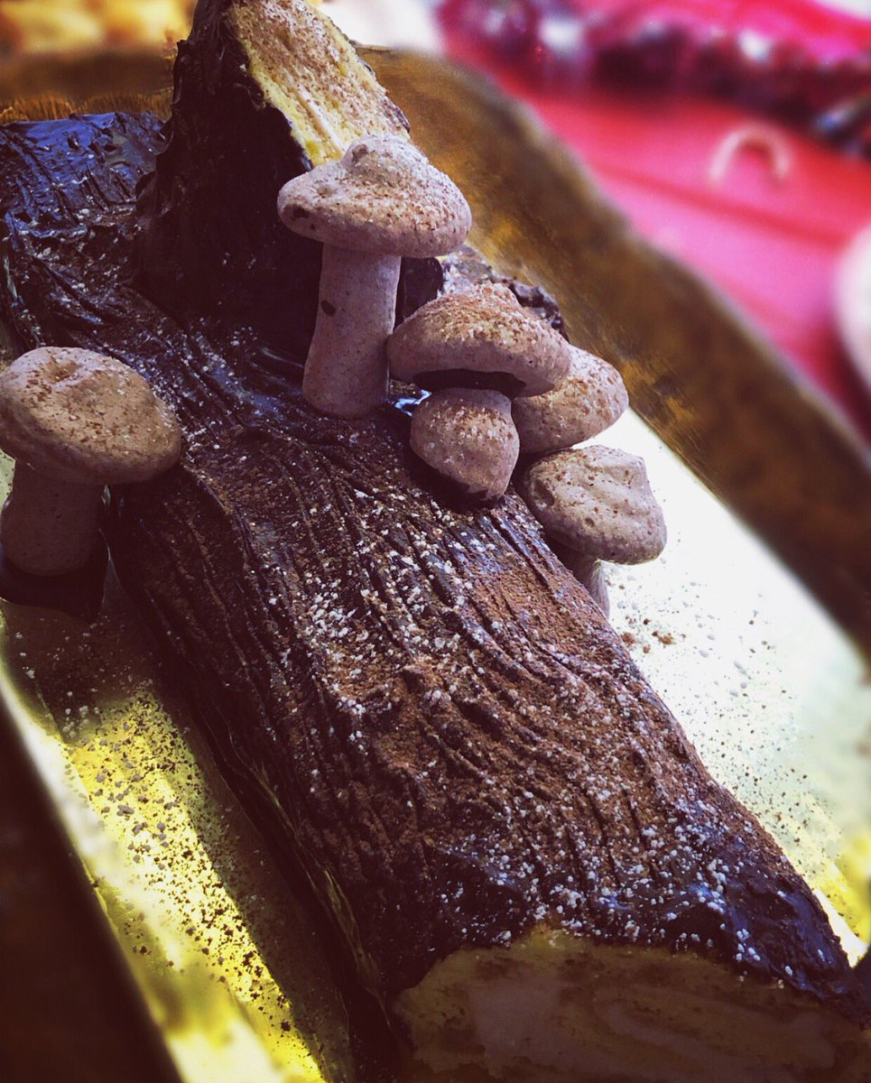 beet_turnip's tweet photo. Don’t mind me, just flashing back to this ganache-covered Tiramisu Yule Log! 😍Happy Sunday!🎄
#lifeandthyme #yulelog #christmas #chef #dessert #happysunday #thatsdarling #sweet #happy #deliciousfood #slowliving #still_life_gallery #eeeeeats #foodphotography #feedfeed https://t.co/cZ8AYQnjqV